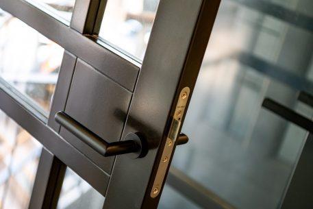 Staallook deuren bij KOMBI