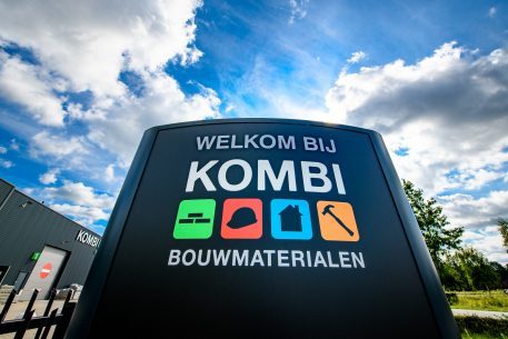 thumb-Welkom bij KOMBI Bouwmaterialen bord