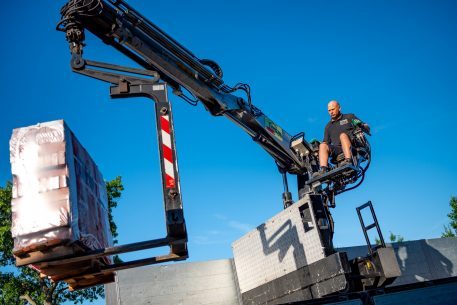 thumb-Laadkraan vrachtwagen in actie