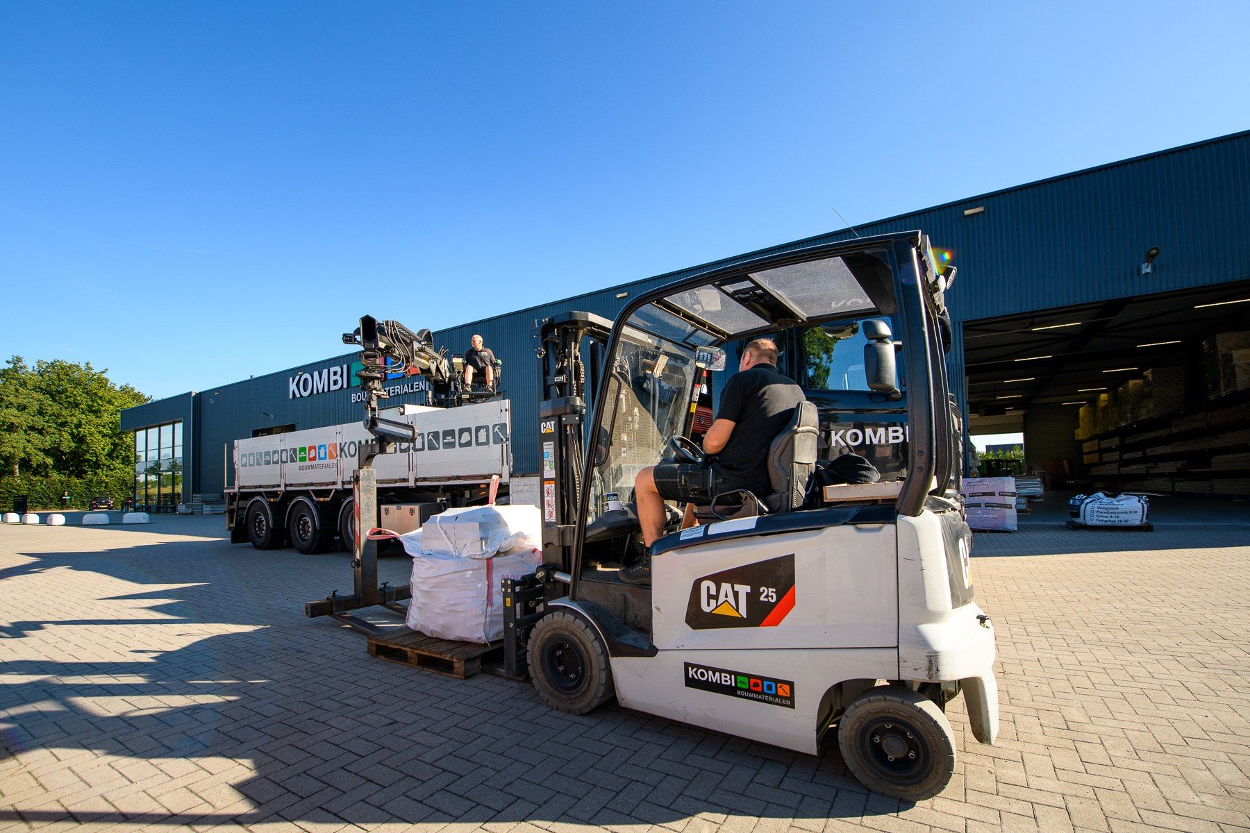 Heftruck en vrachtwagen