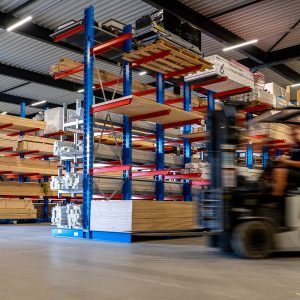 Heftruck in beweging magazijn vurenhout vuren