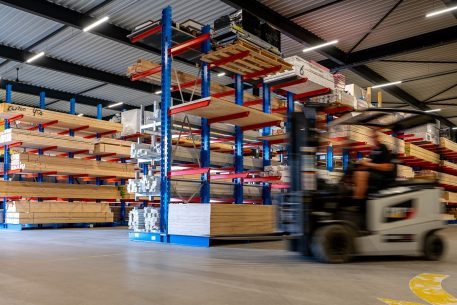 thumb-Heftruck in beweging magazijn vurenhout vuren