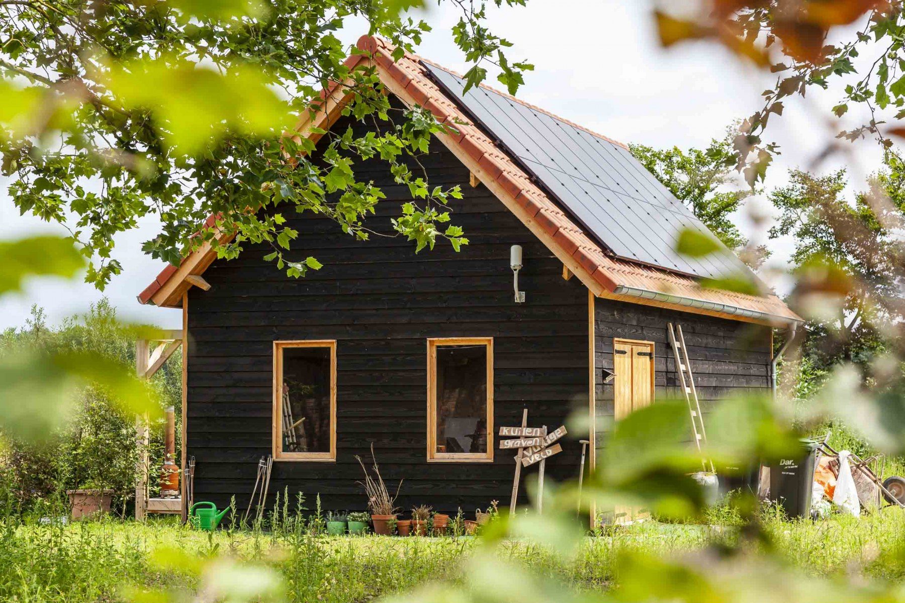 Schuurwoning zonnepanelen zwart