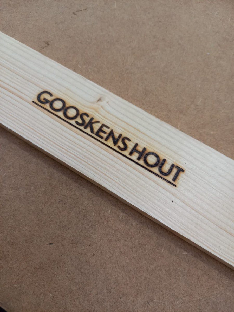 Gooskens hout logo op balk