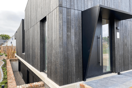zwart burnd wood op een huis