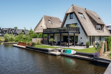 wit huis met cape cod houten gevelbekleding