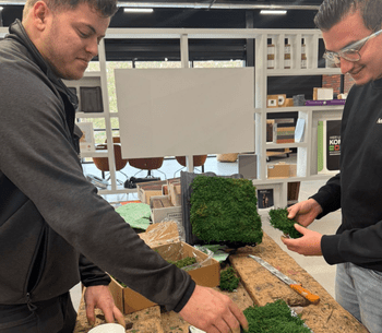 LivingRoof groene dakpan met sedumbeplanting voor hellende daken, te zien in de showroom van KOMBI Groen.