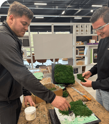 LivingRoof groene dakpan met sedumbeplanting voor hellende daken, te zien in de showroom van KOMBI Groen.